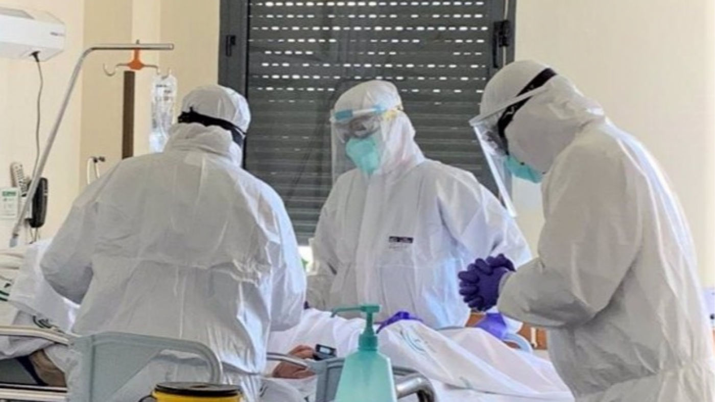 Sanitarios atienden a un paciente covid