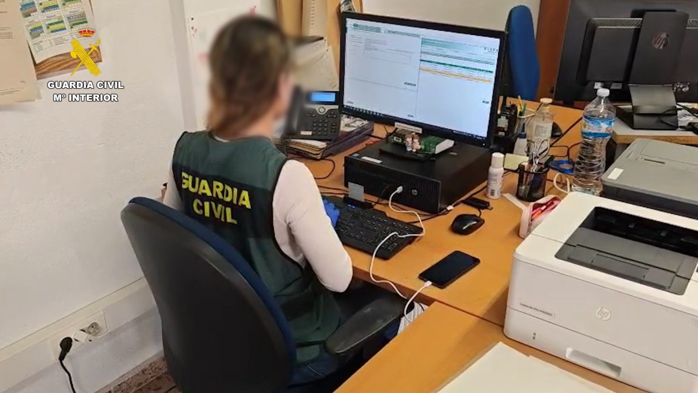 Dos detenidos en Los Alcázares por estafar y extorsionar a otra a través de un web de contactos