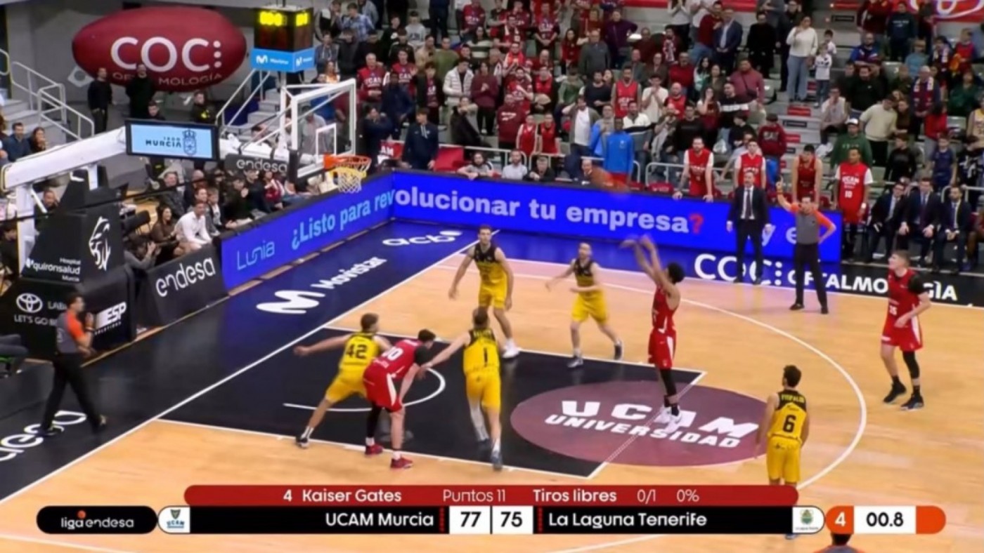 Escándalo arbitral y final esperpéntico en la derrota del UCAM