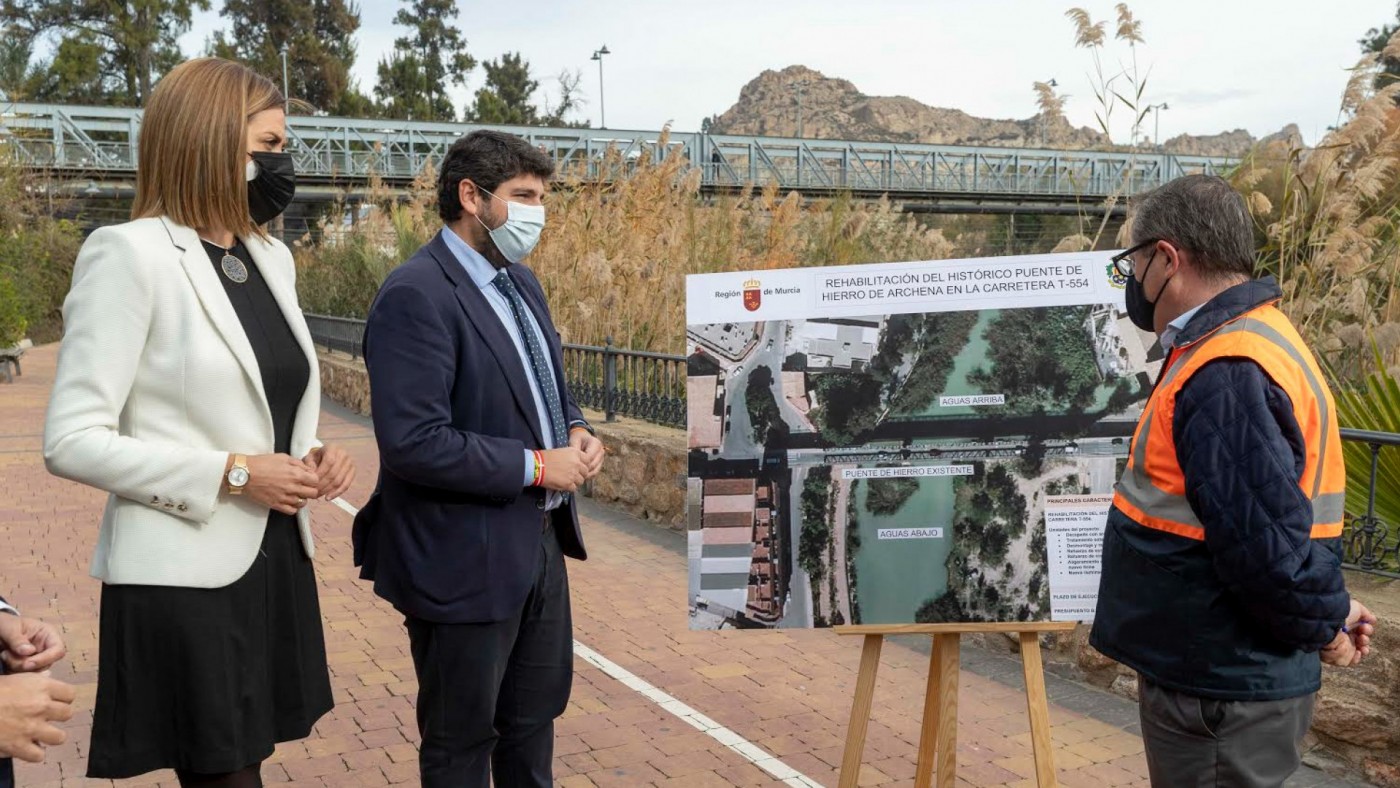 Fernández y López Miras en la presentación de las obras del puente de hierro de Archena. CARM