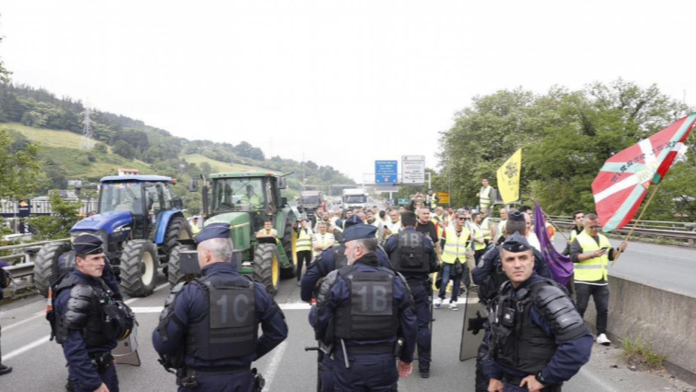 Camioneros murcianos bloqueados en la frontera francesa por las protestas  de agricultores galos | ORM