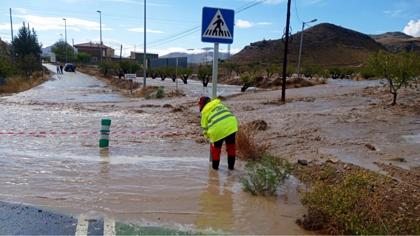 Abren al tráfico la carretera entre La Paca y Zarcilla de Ramos en Lorca tras los arrastres de la lluvia