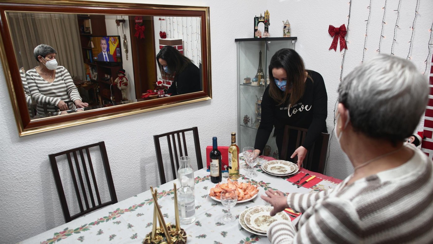Una mujer junto a su hija preparan la cena de Nochebuena