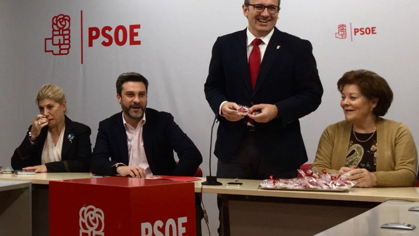 El secretario general del PSRM, Diego Conesa (de pie) hace balance de sus 100 días en el cargo. ASR.