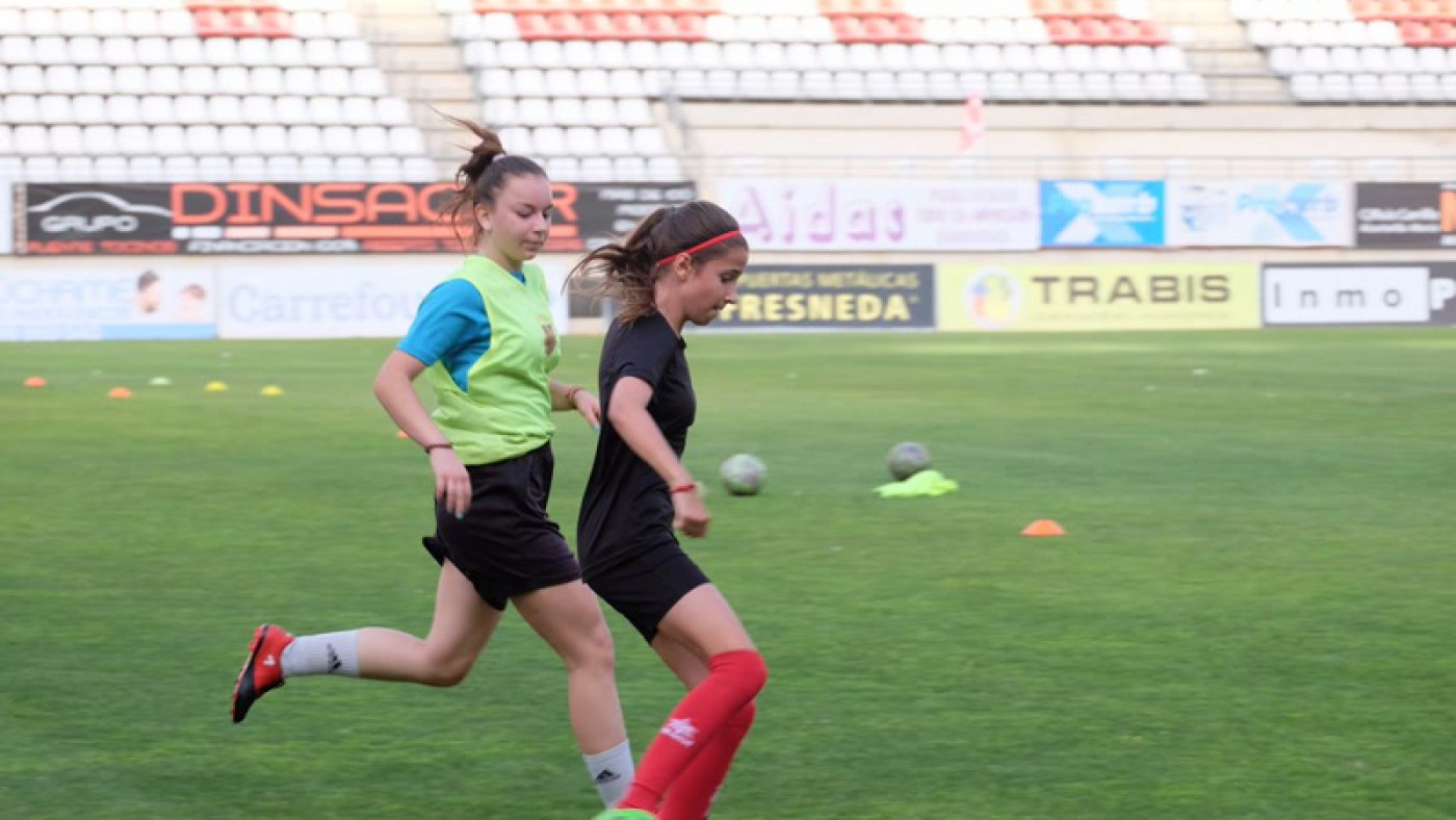 Jugadoras entrenando en Nueva Condomina (foto: Real Murcia)