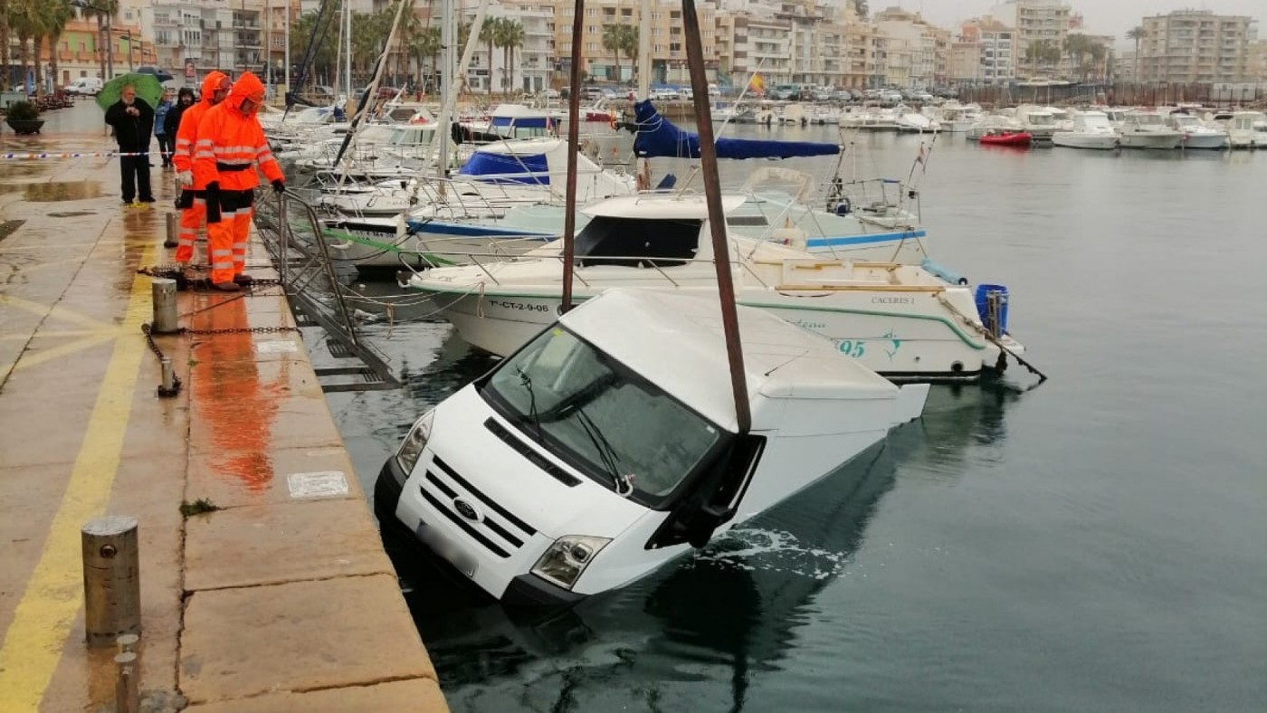 Sacan del mar una furgoneta que cayó ayer en el puerto de Águilas